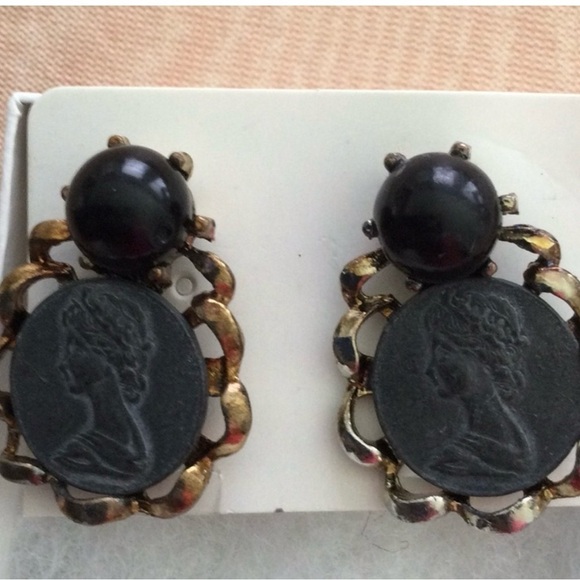 Vintage Clip on Earrings Black Beads And a Cameo face on a metal looking coin - Picture 6 of 6
